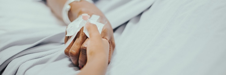 Photo gratuit goutte à goutte iv dans un modèle de bannière sociale à la main de patients atteints de coronavirus