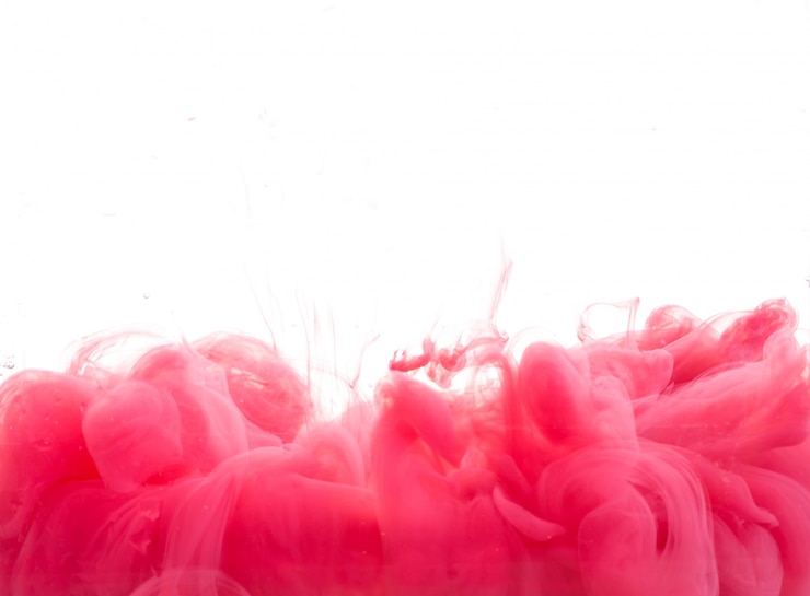 Photo gratuit goutte de peinture rouge tombant sur l&#39;eau