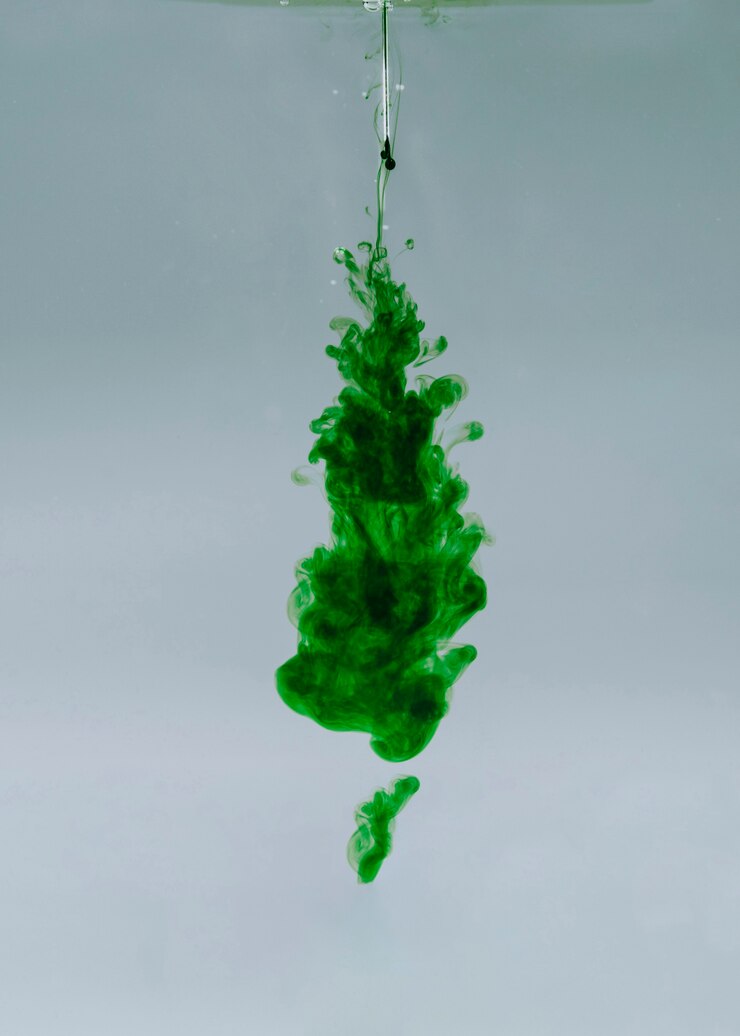 Photo gratuit goutte de peinture verte