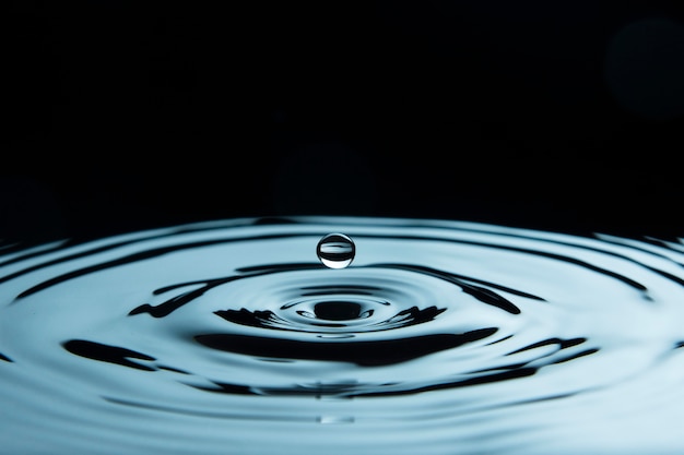 Goutte tombant dans l'eau