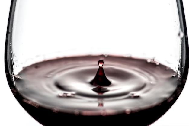 Photo gratuite goutte de vin dans un verre de vin rouge