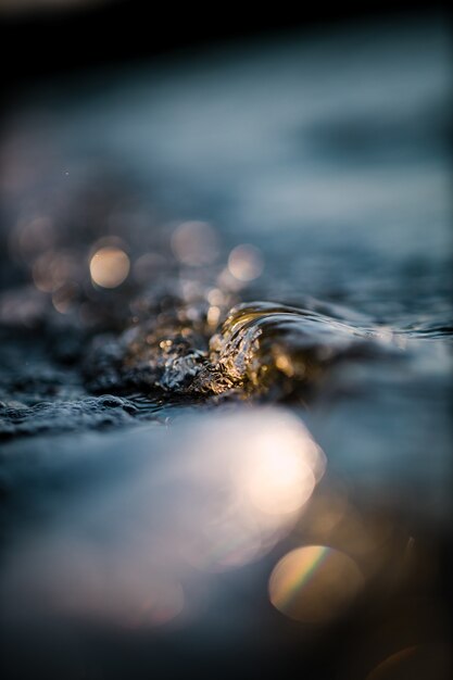 Des gouttelettes d'eau sur un plan d'eau