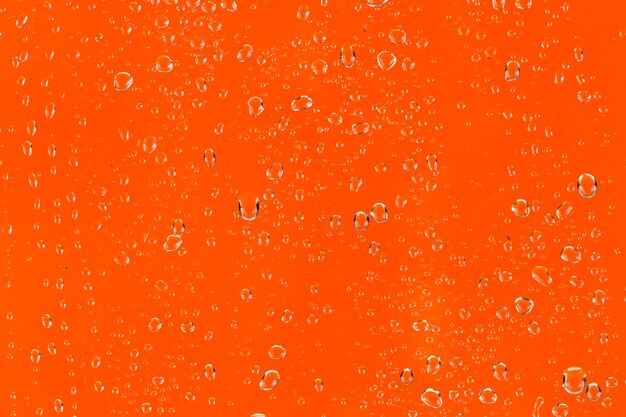 Gouttelettes d&#39;eau sur la surface orange