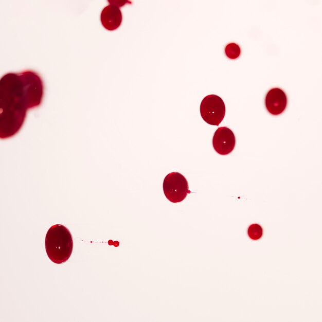 Gouttelettes d&#39;encre rouge abstraite avec fond défocalisé