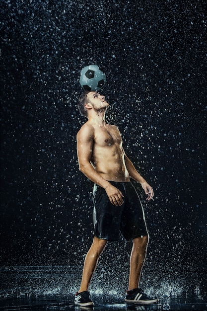 Photo gratuite gouttes d'eau autour du joueur de football