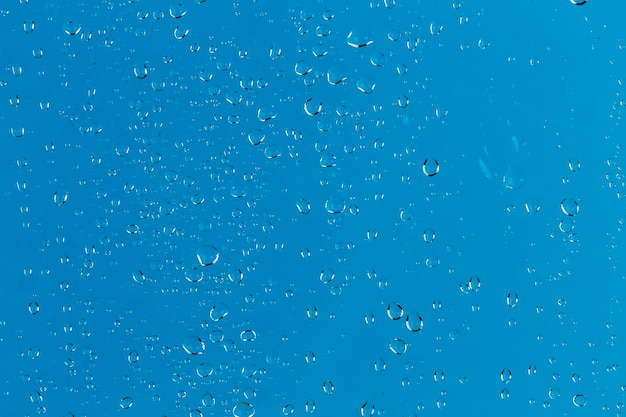 Gouttes d&#39;eau sur bleu