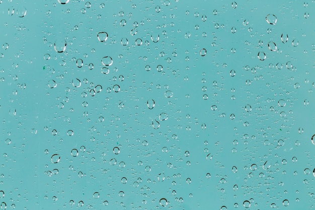 Gouttes de pluie sur fond turquoise