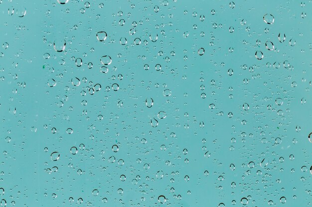 Gouttes de pluie sur fond turquoise