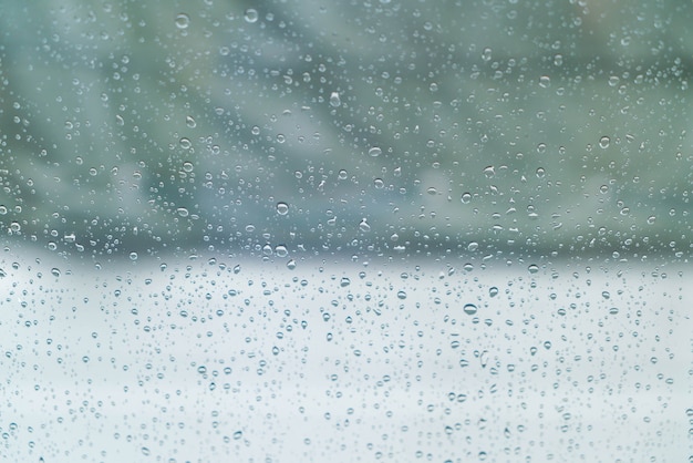 Gouttes de pluie sur verre de voiture