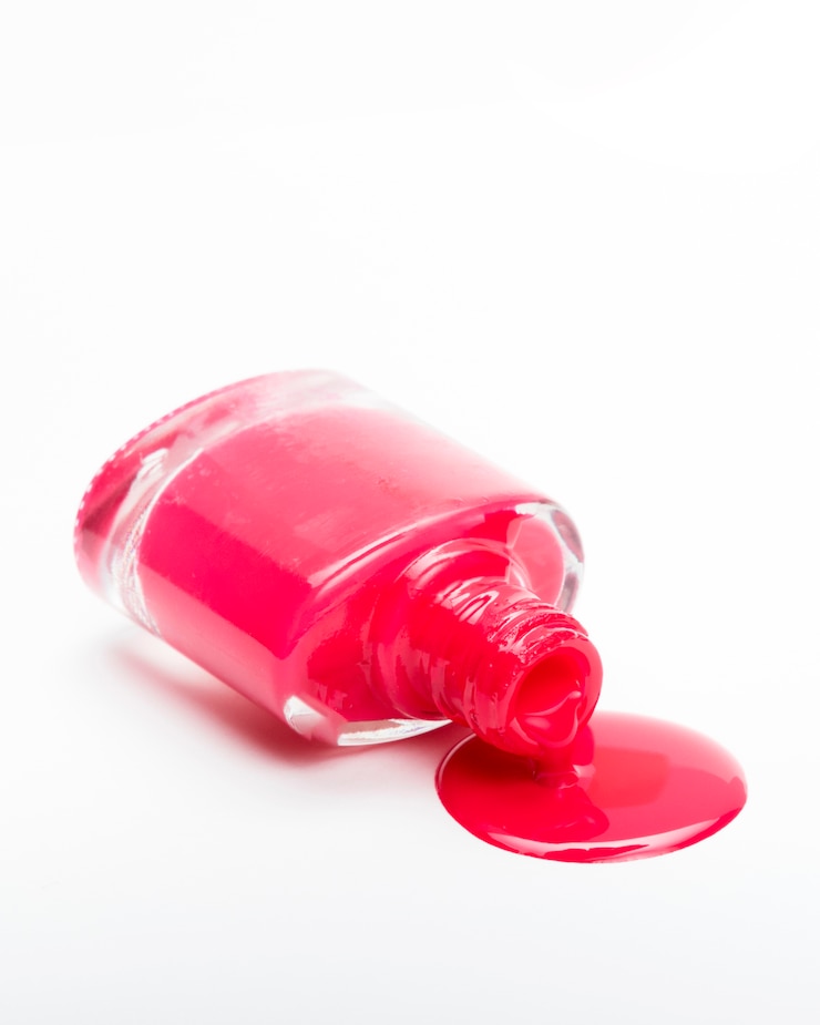 Photo gratuit gouttes de vernis à ongles rouge sur une surface blanche