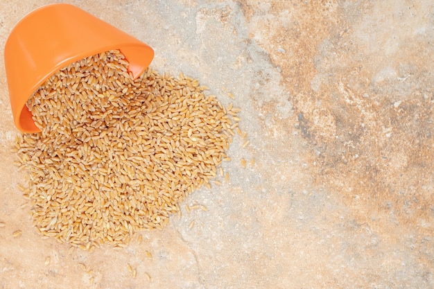 Grain dans un bol renversé sur la surface en marbre