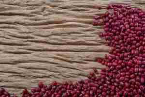 Photo gratuite graines de haricots rouges sur un fond en bois dans la cuisine