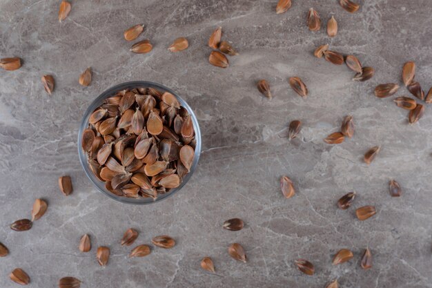 Graines de Toothsome dans un bol sur la surface en marbre