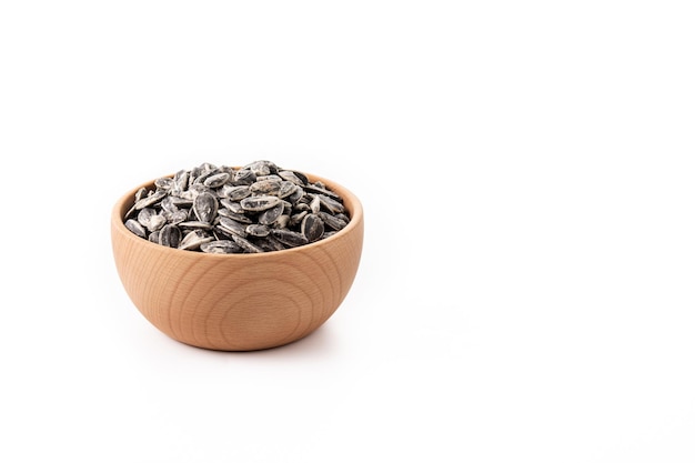 Photo gratuite graines de tournesol dans un bol en bois isolé sur fond blanc copiez l'espace