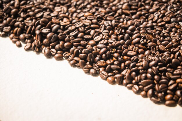 Grains de café bruns et graines