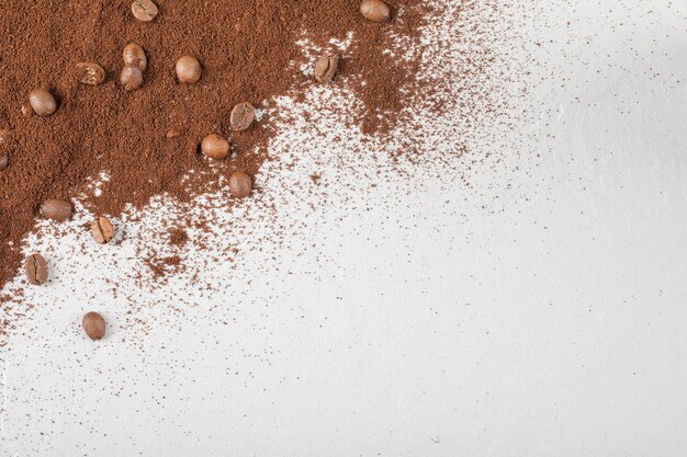 Grains de café sur le café mélangé ou la poudre de cacao.