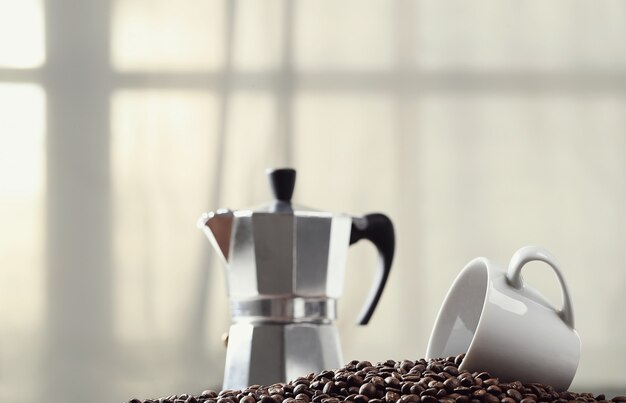 Des grains de café et une cafetière