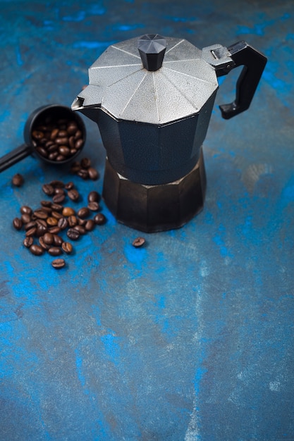 Grains de café et cafetière