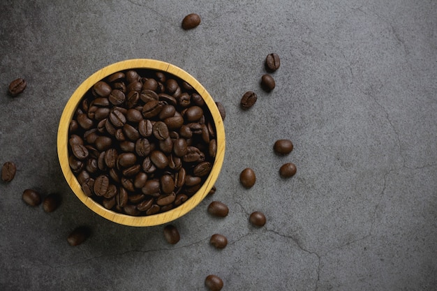 Grains de café dans un bol sur la table