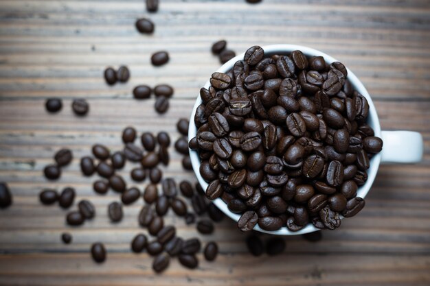 Grains de café dans une tasse à café.