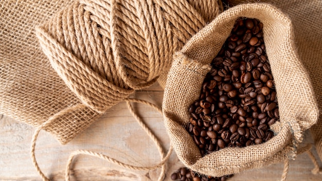 Photo gratuite grains de café haute vue dans un sac de jute