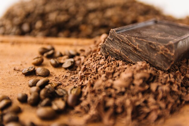 Grains de café et pépites de chocolat sur une planche à découper