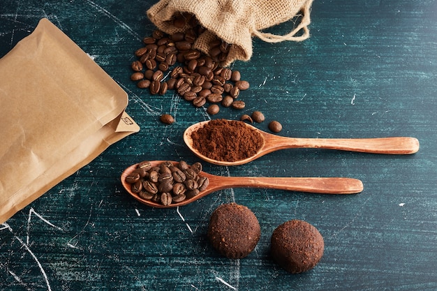 Grains De Café Et Poudre Dans Des Cuillères En Bois.