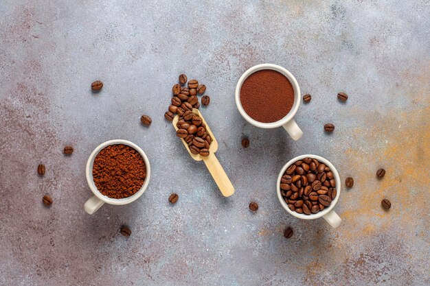 Grains de café et poudre moulue.