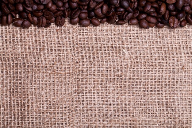 Grains de café sur un sac en tissu