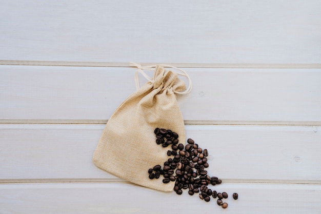 Photo gratuite les grains de café et le sac