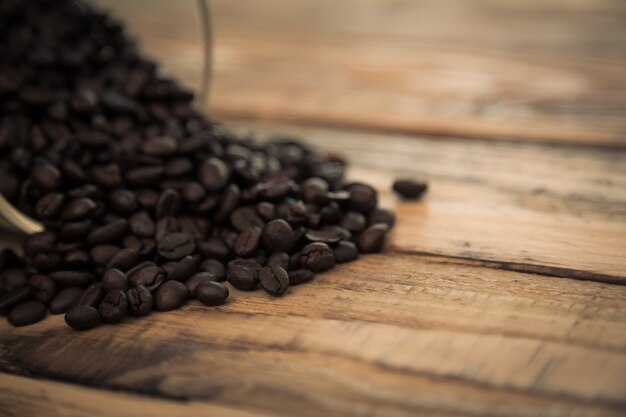 Les grains de café sur une table en bois