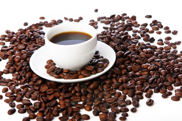 Grains de café avec des tasses blanches
