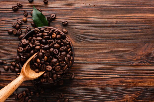Grains de café torréfiés biologiques sur la table