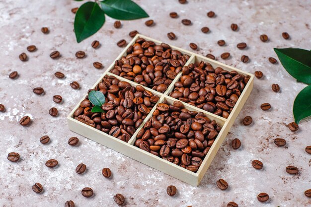 Grains de café torréfiés et biscuits en forme de grains de café