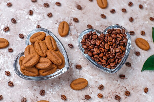 Photo gratuite grains de café torréfiés et biscuits en forme de grains de café