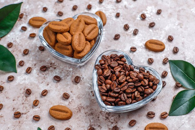 Grains de café torréfiés et biscuits en forme de grains de café