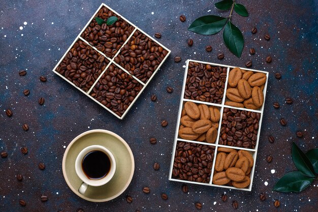 Grains de café torréfiés et biscuits en forme de grains de café