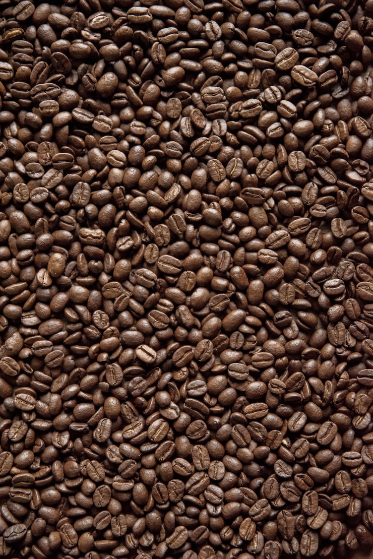Photo gratuit grains de café tournés verticalement, parfaits pour le fond ou un blog