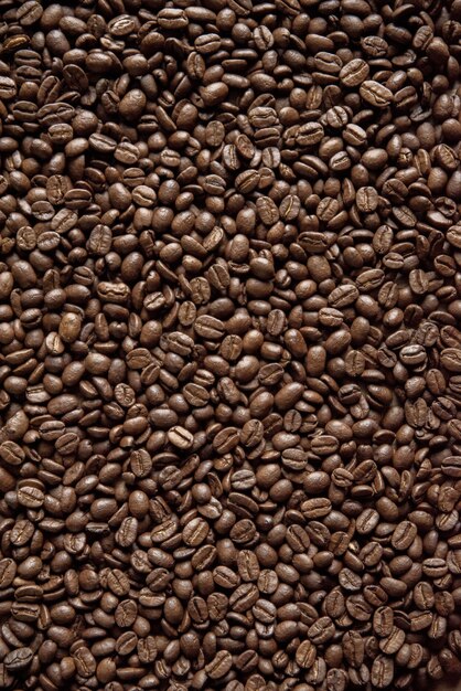 Grains de café tournés verticalement, parfaits pour le fond ou un blog