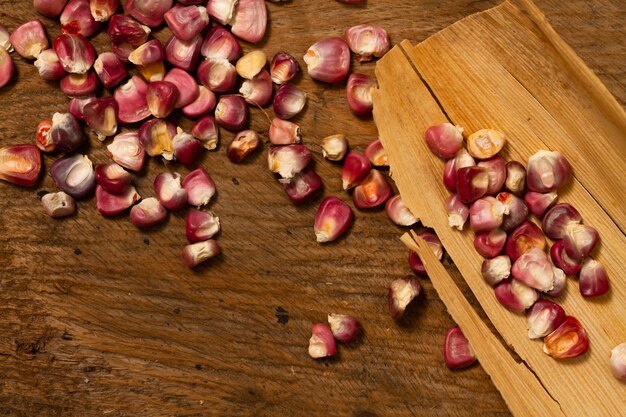 Grains De Maïs Rouge Gros Plan Sur Table