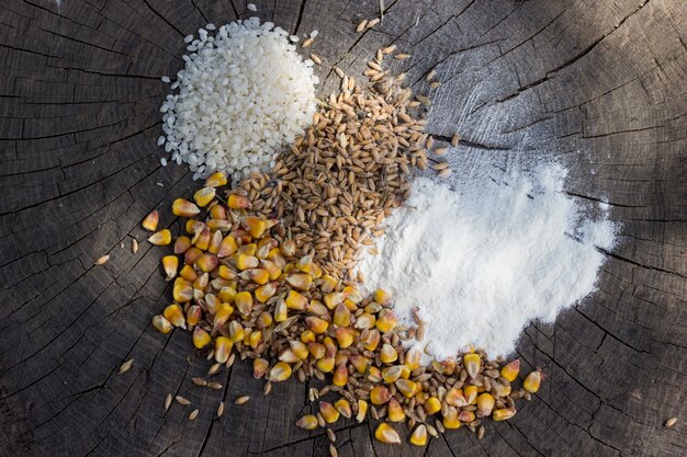 Grains, mélange alimentaire sur fond de bois