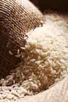 Photo gratuite grains de riz blanc sur toile de sac