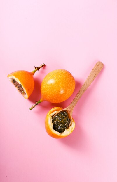 Granadilla sur surface rose