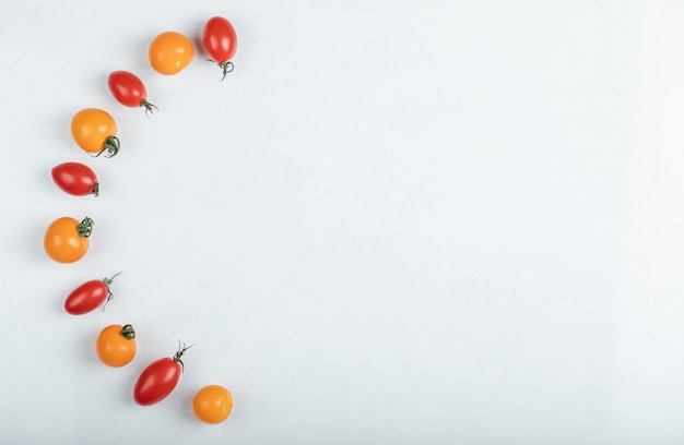 Grand angle brillant tomates rouges et jaunes sur fond blanc. Photo de haute qualité