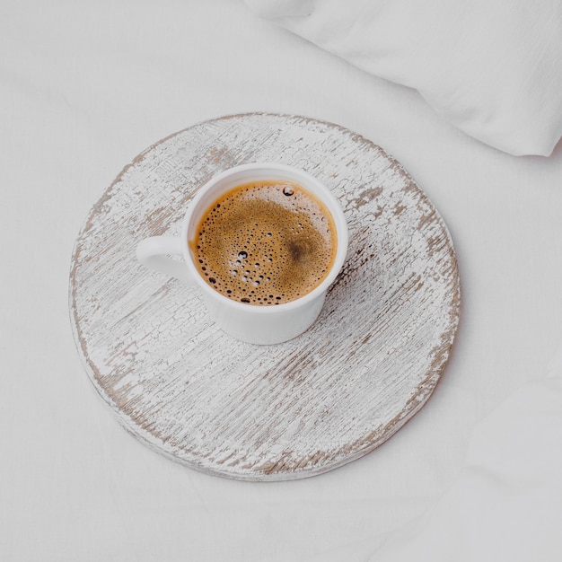 Grand angle de café du matin sur le lit