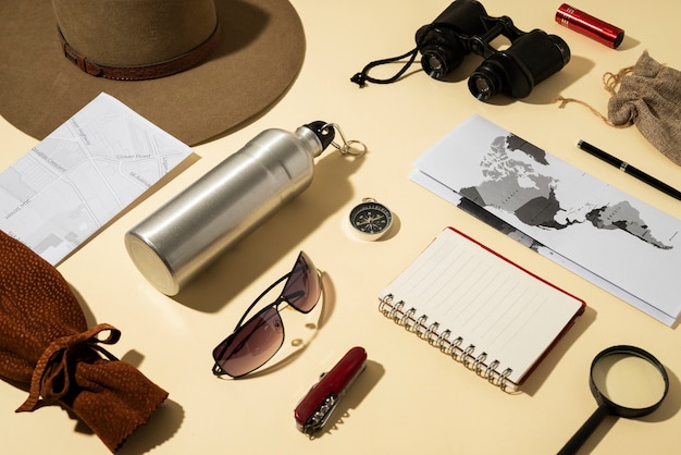 Photo gratuite grand angle de la collection d'essentiels de voyage