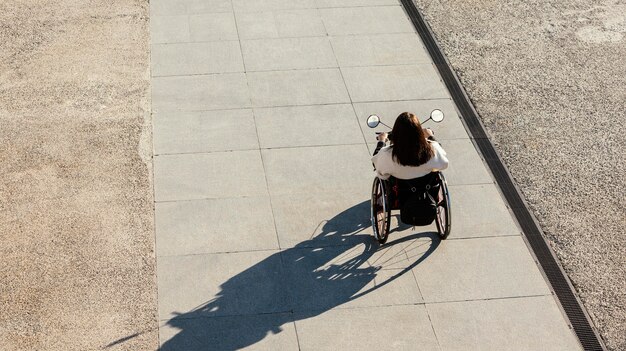 Grand angle, de, femme, dans, a, fauteuil roulant, dans rue