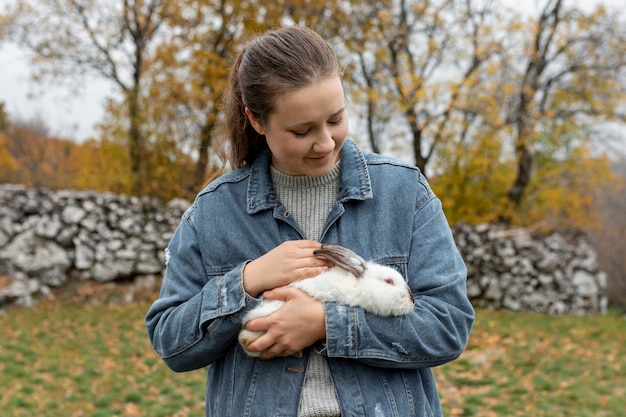 Photo gratuite grand angle, femme, soin, lapin