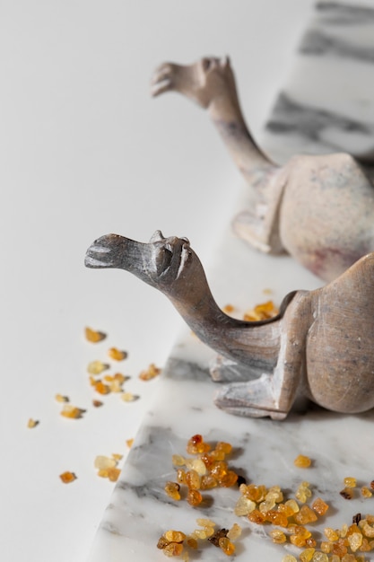Grand angle de figurines de chameau jour épiphanie avec raisins secs