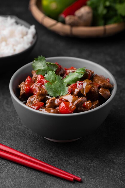 Grand angle de plat asiatique avec des baguettes